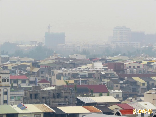 台南空氣品質不佳，昨天四測站PM2.5濃度全紫爆，創下今年新高紀錄。（記者蔡文居攝）