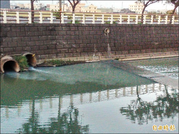 市府研擬方案，將改善梧棲大排水質。（記者張軒哲攝）