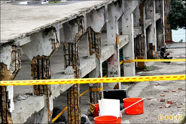 阿根納造船廠遺跡鋼筋鏽蝕嚴重，市府將請土木技師公會展開建物結構安全評估工作。（記者林欣漢攝）