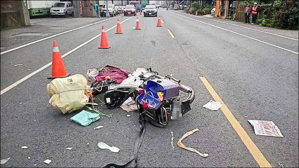 機車上的回收物掉了滿地。（記者余雪蘭翻攝）