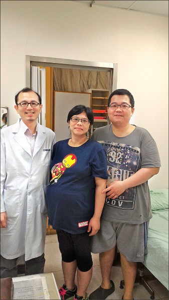 中醫師張烱宏（左）協助四十二歲產婦順利產下健康男寶寶。（圖：台南市立醫院提供）