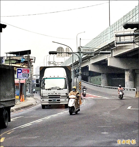 板橋浮洲橋因往樹林下橋處有交會車道，常發生大車、小車爭道情形。
（記者陳韋宗攝）