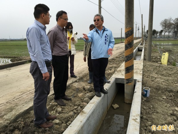 大埤舊庄段農水路改善工程電線桿竟種在水溝內，縣議員蔡東富今天前往會勘。（記者黃淑莉攝）