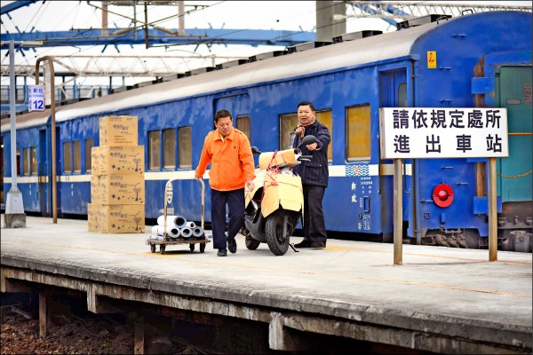 台鐵託運機車將漲價，平均每輛每趟漲百元，但仍比民間業者便宜。（台鐵提供）