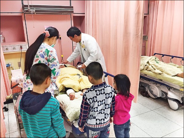 地震發生時林貞雅趕回醫院投入救人行列，三名幼子也跟媽媽返回醫院。（記者林孟婷翻攝）