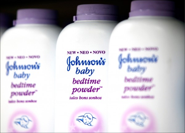 全球最大醫療器材製造商嬌生集團（Johnson&Johnson）生產的爽身粉，被控造成婦女罹患卵巢癌奪命，美法院判嬌生須賠償24億元，圖為嬌生集團所推出的嬰兒爽身粉產品。（彭博檔案照）