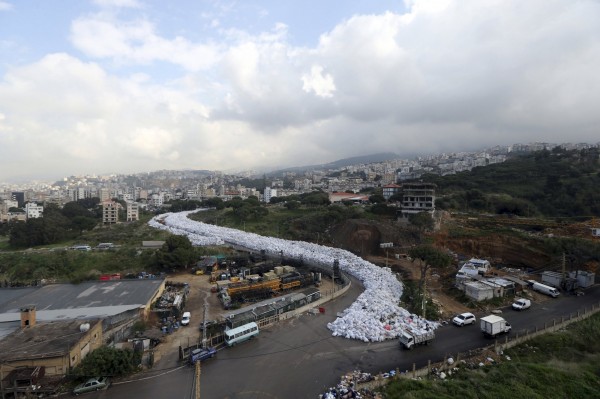 黎巴嫩首都貝魯特在去年爆發垃圾危機，近日一條由大量垃圾形成的數百米「垃圾河」照片更引發外界關注。（路透）