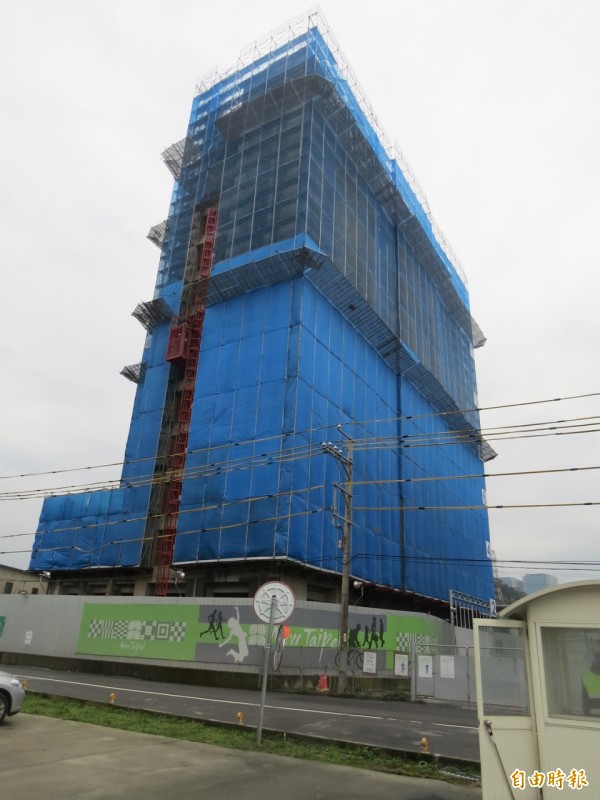 新北汐止樟樹二路建案被新北市府抽測，市府工務局邀請技師到場鑑定。（記者俞肇福攝）