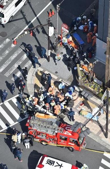 日本大阪市中心阪急梅田站附近發生死亡車禍，造成2死9傷。（翻攝自產經新聞）