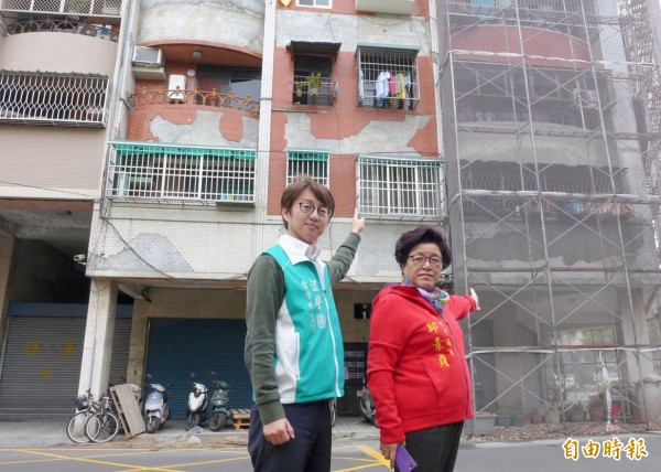 老舊大樓林立，市議員江肇國（左）、邱素貞（右）要求補助健檢經費，讓民眾住得安心。（記者黃鐘山攝）