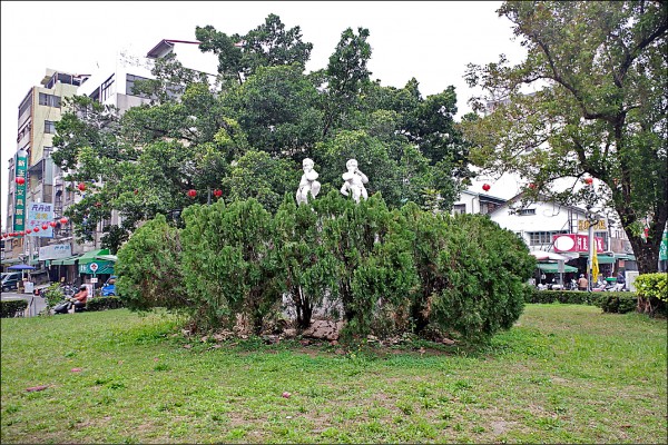 東門圓環四座尿尿小童年久失修，已沒有噴水功能。
（記者王善嬿攝）