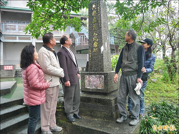 家屬不捨「吳振立義人紀念碑」立碑地點人煙稀少又過於陰暗，希望改遷他處。（記者簡惠茹攝）