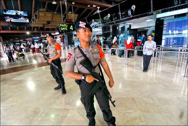 持槍員警廿五日駐守於印尼首都雅加達國際機場航站大廳。（歐新社）