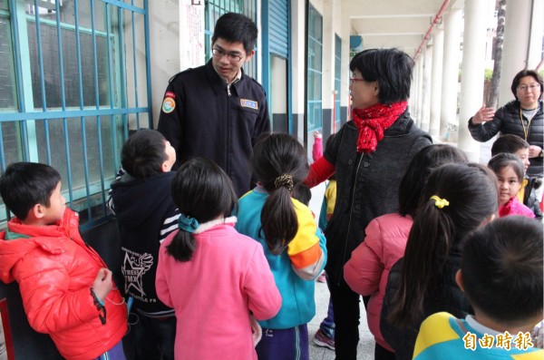 喜歡跟人、跟小朋友互動的替代役男簡捷（左）曾經夢想要當幼兒園園長。（記者黃美珠攝）