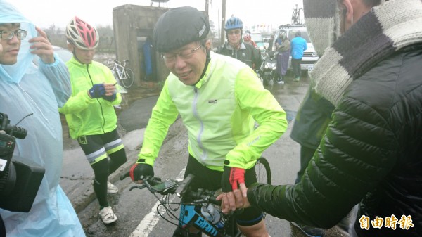 雨天挑戰「一日雙塔」，柯文哲說好辛苦！（記者彭健禮攝）