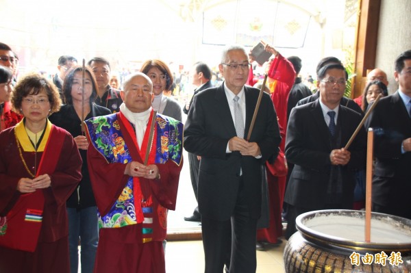 副總統吳敦義（右2）前往南投草屯真佛宗雷藏寺新春祈福法會參拜。（記者佟振國攝）