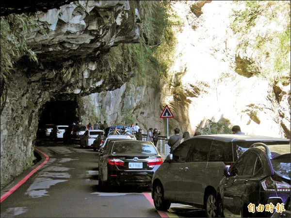 受到中橫公路錐麓隧道口搶災工程影響，太管處雖配合交管時間開放燕子口步道，但僅限中小型車進出。（記者王峻祺攝）