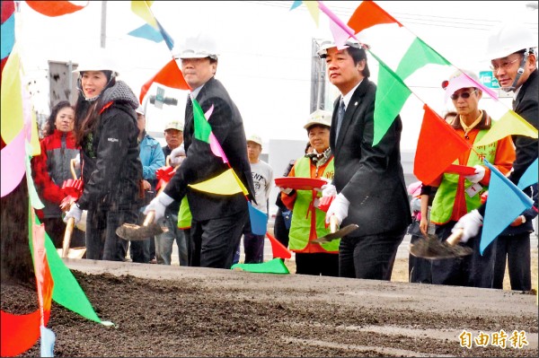 新市區三里聯合多功能活動中心昨日舉辦興建工程動土典禮，台南市長賴清德出席。（記者林孟婷攝）