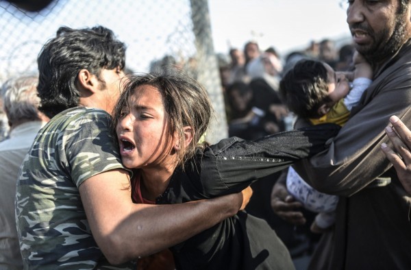 敘利亞少女為了逃離戰爭，突破土耳其在邊境的藩籬。（歐新社）