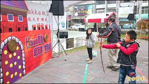 嘉義縣客家天穿日，小朋友體驗射天穿活動。（記者余雪蘭攝）