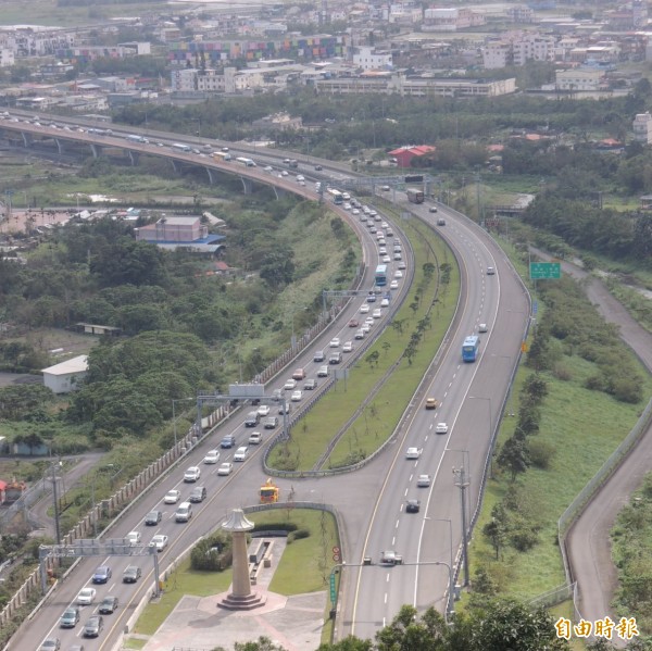 國5北上路段（左）今天下午2點後湧現車潮。（記者江志雄攝）