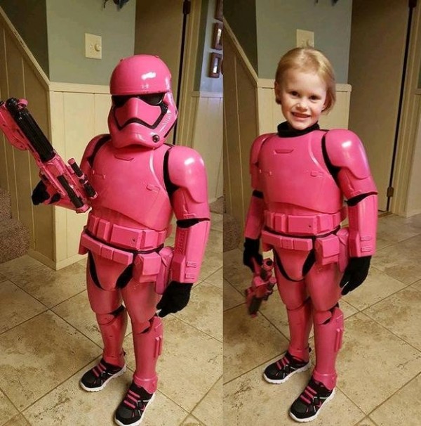 美國一名有趣的父親，做了一套粉紅「帝國風暴兵」服裝給女兒，在網路上引起廣大迴響。（圖擷自The Replica Prop Forum Facebook）