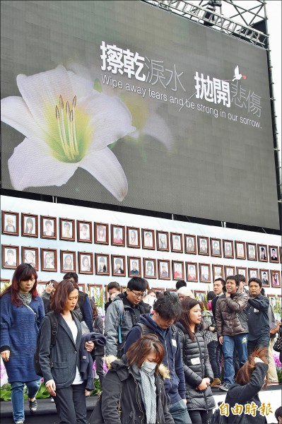 ▲罹難者家屬久佇遺照前，靜默流淚或若有所思，流露哀慟之情。
（記者張忠義攝）