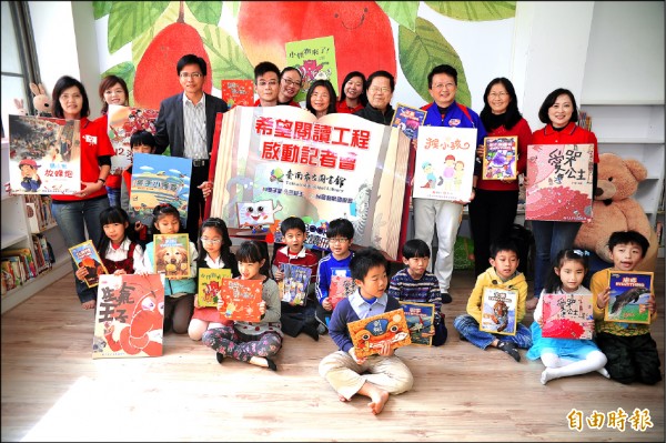 台窩灣樂讀協會為閱讀推廣，與台南市立圖書館合作將啟動「非讀Book希望閱讀工程」。（記者王捷攝）