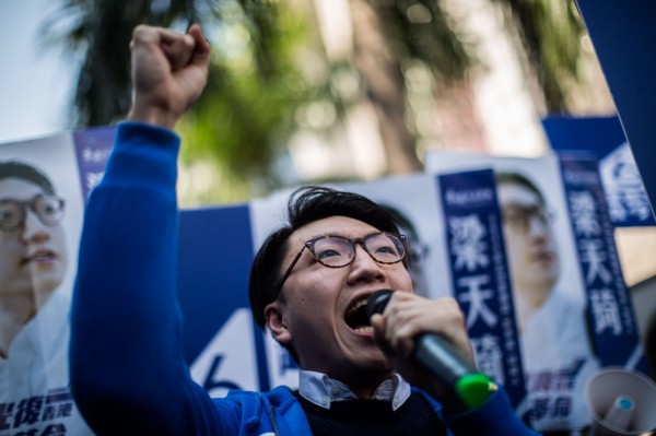 香港立法會新界東補選在今（28）日舉行，本土民主前線候選人梁天琦的得票數也成為此次補選的焦點。（法新社）