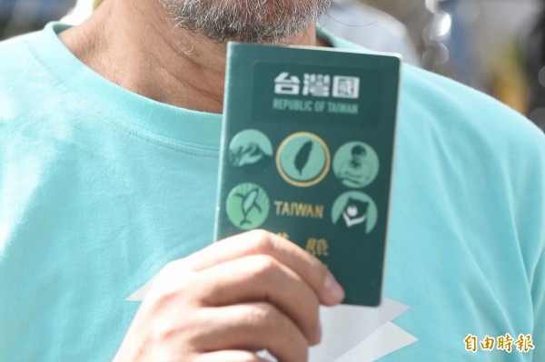 昨日有2名台灣遊客從高雄搭機到香港，卻因她們護照上貼有「台灣國」的貼紙，而被香港海關拒絕入境並遣返台灣。（資料照，記者劉信德攝）
