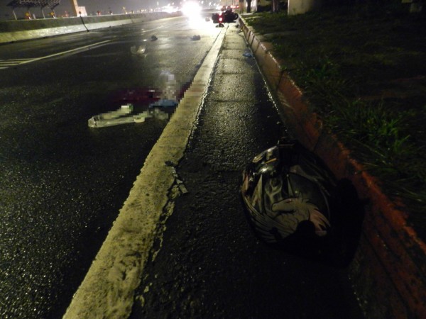 車禍現場留下黃男血跡及安全帽。（記者余衡翻攝）