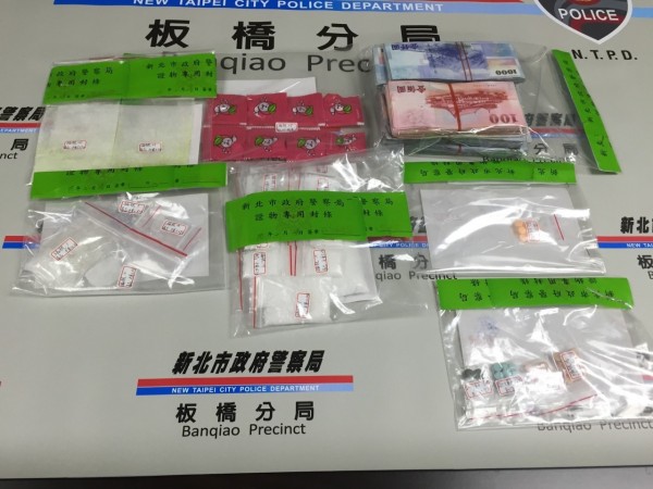 警方查扣毒品及疑似販毒所得。（記者余衡翻攝）