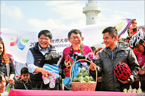 柯P成功挑戰雙塔，屏東縣長潘孟安（左）送上印著「pingtung」的屏東衫T恤和海灘褲、夾腳拖以及盛產的檸檬。
（記者蔡宗憲攝）