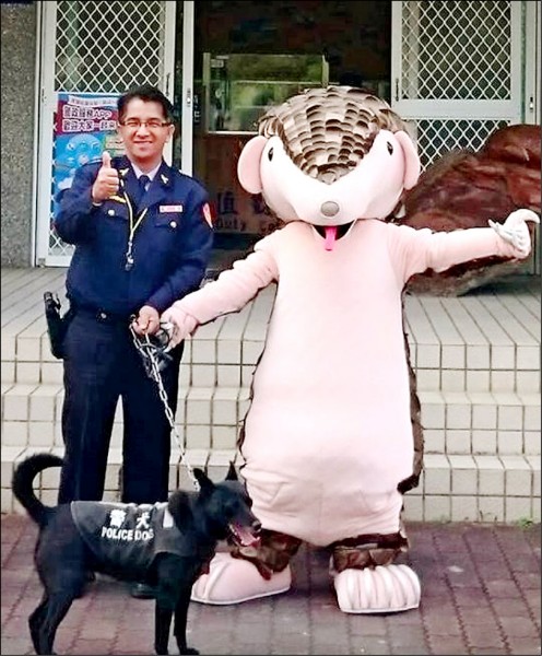 警犬「伊曼」助警守護山林及野動，台北市立動物園邀請與穿山甲寶寶共同擔任保育大使。 （記者陳賢義翻攝）