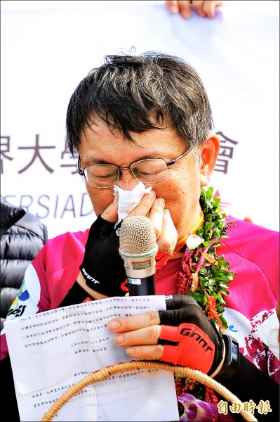 針對二二八事件，台北市長柯文哲昨在鵝鑾鼻燈塔下發表談話，數度淚崩。（記者蔡宗憲攝）