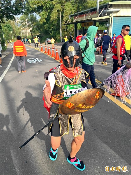 有跑者精心打扮參加路跑。（記者洪美秀攝）