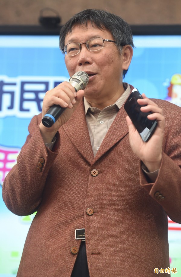 台北市長柯文哲1日參觀消防局防災科學教育館。（記者簡榮豐攝）