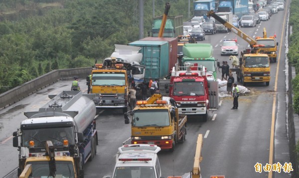 圖為貨櫃車車禍。圖與文無關。（資料照，記者吳俊鋒）