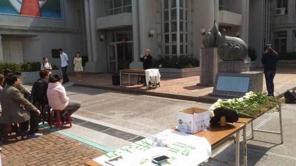 靜宜大學尋根樹社團今天舉辦228追思會，鄭邦鎮老師分享當初立碑等過程。（圖由學生提供）