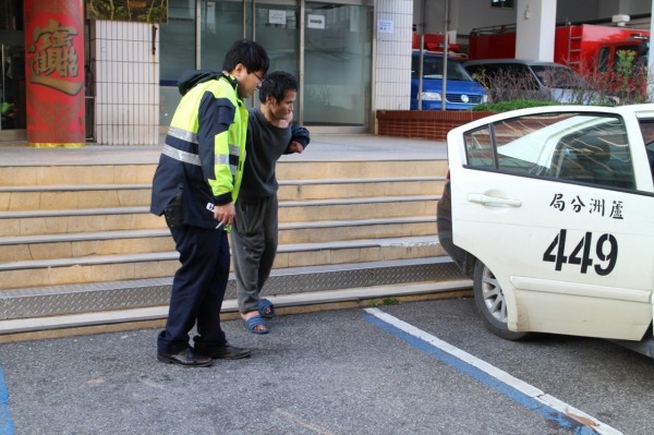 員警送邱男返家。（記者黃捷攝）