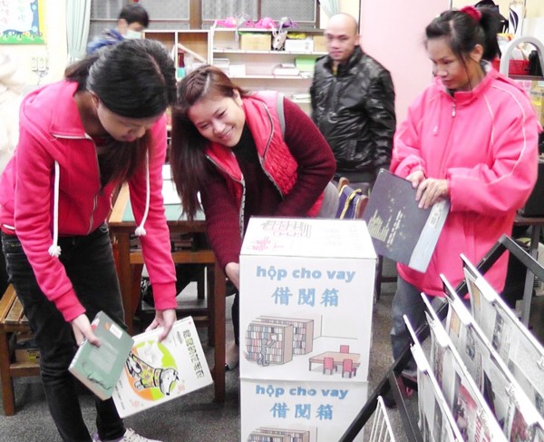 新北市立圖書館新莊裕民分館推動「家鄉報刊宅急便，母語圖書歡樂送」服務，每週定期將東亞南報刊書籍送往裕民國小補校教室，讓新住民就近借閱。（新北市圖提供）