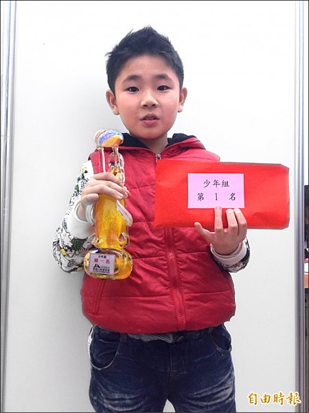 竹北市10歲的羅士恩拿下少年組山歌王。（記者蔡孟尚攝）