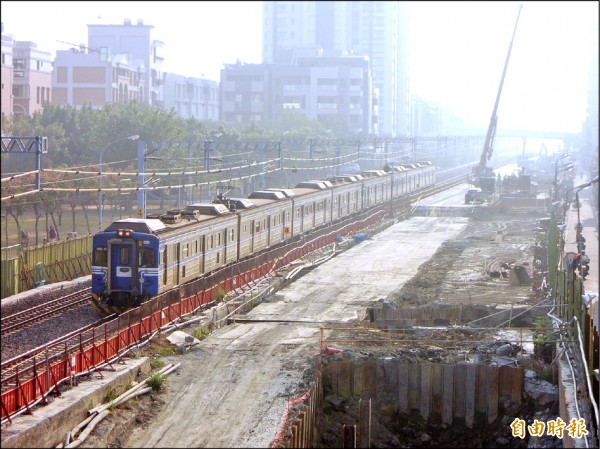 高雄鐵路地下化鳳山段傳出徵地不順，恐衝擊整體通車時間。（記者王榮祥攝）