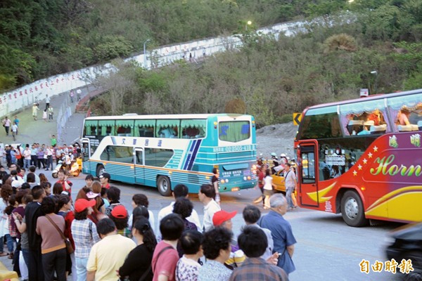 觀光局日前刪除中客團的遊覽車車齡相關規定，並從昨日實施。（資料照）