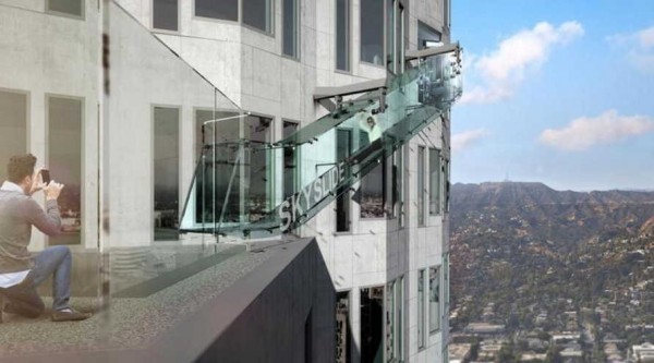 美國加州第一高樓「聯邦銀行大廈」今年將推出一款超恐怖溜滑梯，這款溜滑梯位於大廈建築外表並離地面超過1千英尺高。（圖擷自LA Times/OUE Ltd.）