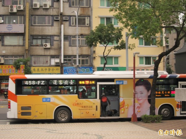 雙北公車業者擬因緩漲而蘊釀上街頭抗爭。台北市公共運輸處今表示，下午3點半就會開會討論漲價時程。（資料照，記者何玉華攝）