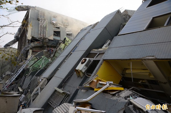 科技部估算，台灣未來50年不同地方發生震度高達7以上「烈震」的機率，發現宜花東、竹苗、彰化、雲嘉南、恆春半島、高雄山區等地都有機會。圖為0206南台地震，維冠金龍大樓倒塌的慘狀。（資料照，記者吳俊鋒攝）