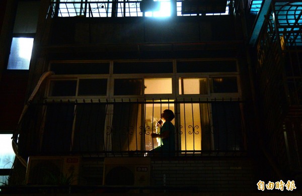 彰化縣一名男子在樓下抽菸，引發鄰居不滿，結果被砍成重傷。圖與新聞無關。（資料照，記者王藝菘攝）