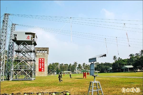 位於屏東市的陸軍空降訓練中心「大武營區」，土地分别由屏縣府及軍方所有，屏縣府希望將土地整體規劃使用，表態要軍方在105年底遷移，軍方則表示，將在民國110年完成搬遷。（記者李立法攝）