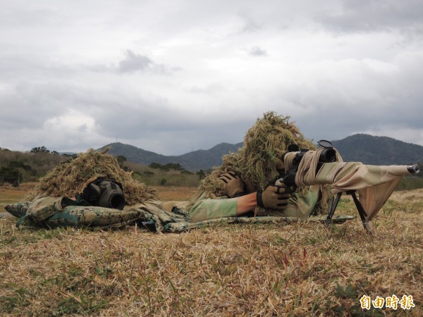 陸戰隊狙擊手模擬射擊。（記者羅添斌攝）